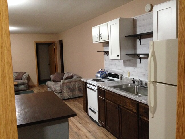 Cocina con comedor y sala de estar de concepto abierto. - 7680 Birchmont Beach Rd NE