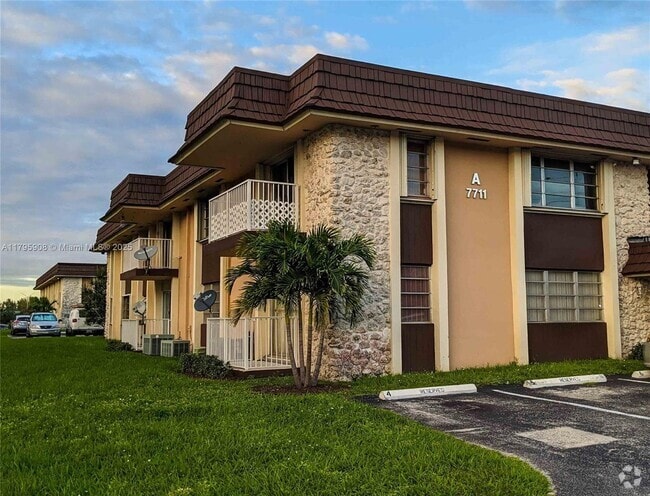 Building Photo - 7711 SW 56th St Unit 205A Rental