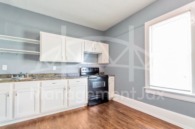 Photo - 2056 Moncrief Rd