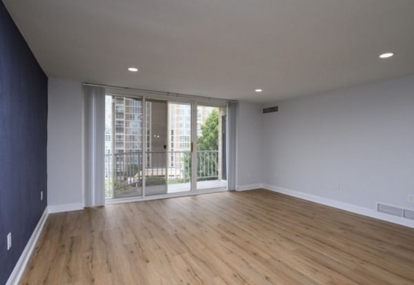 Deluxe Living Area (2BR, 1BA - 798SF)