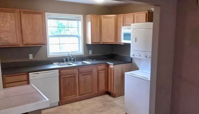 kitchen - 407 E Lincoln St Unit 4