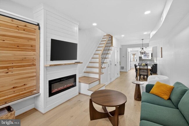 Building Photo - 2015 Gales St NE