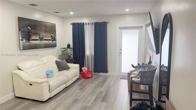 Photo - 434 Tamiami Blvd