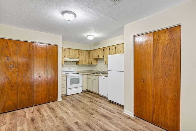 Photo - Charming 2-Bedroom Apartment for Rent – Great Location in Ocala! Deposit-Free Move-In Available!