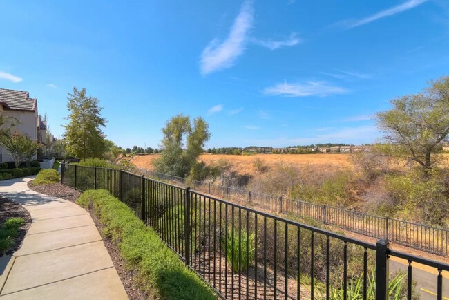 Beautiful Condo in Folsom Next to Greenbelt! - Beautiful Condo in Folsom Next to Greenbelt!