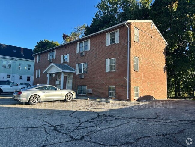 Building Photo - 21 Pleasant St Unit 3 Rental