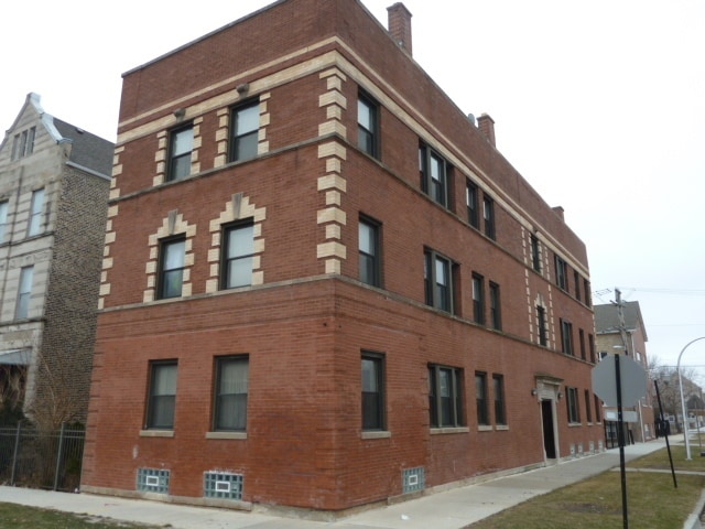 Building Photo - 3600 S Wood St Unit 3R