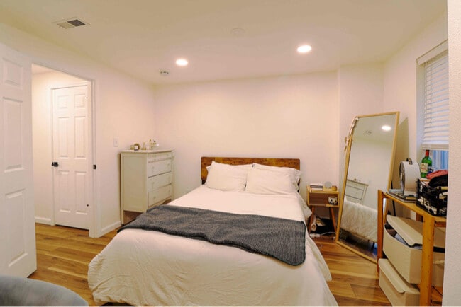 Photo - 2080 Oakcrest Cir