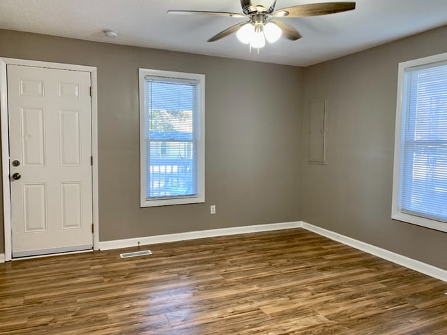 Photo - "5 Points Beauty 2-Bed Oasis in Huntsville. $500 off one month with 18 month lease!!!