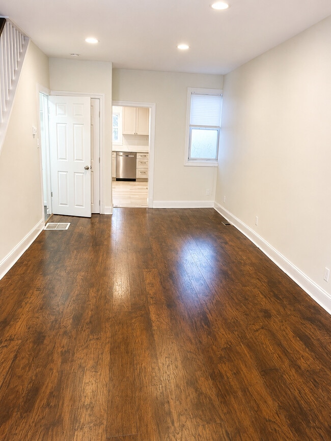 Photo - 2871 Chatham St
