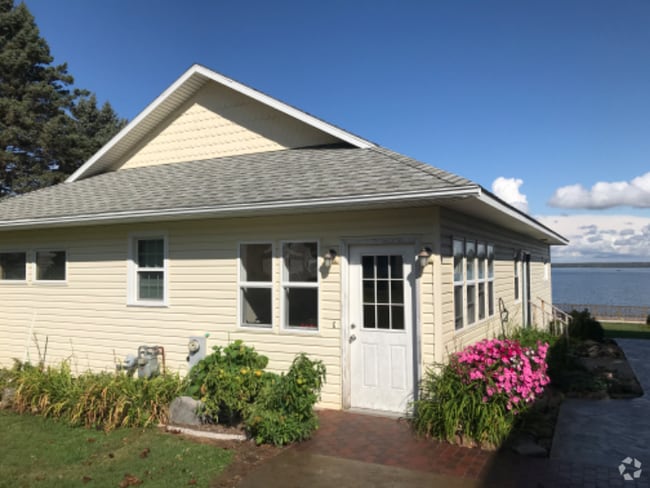 Building Photo - 6881 Deluxe Park Rental