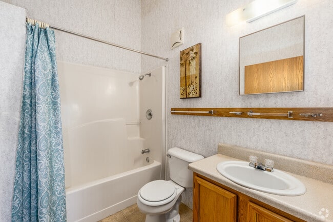 2BR, 2BA - 936SF - Primary Bathroom