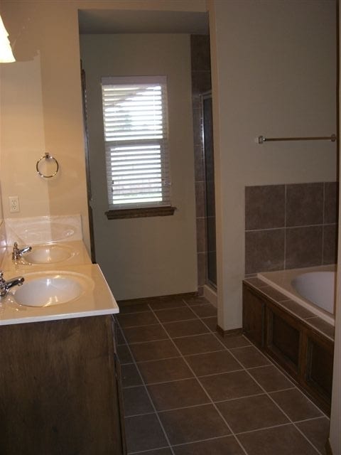 Photo - 3 bed, 2 bath, 2 car garage home in Yukon!