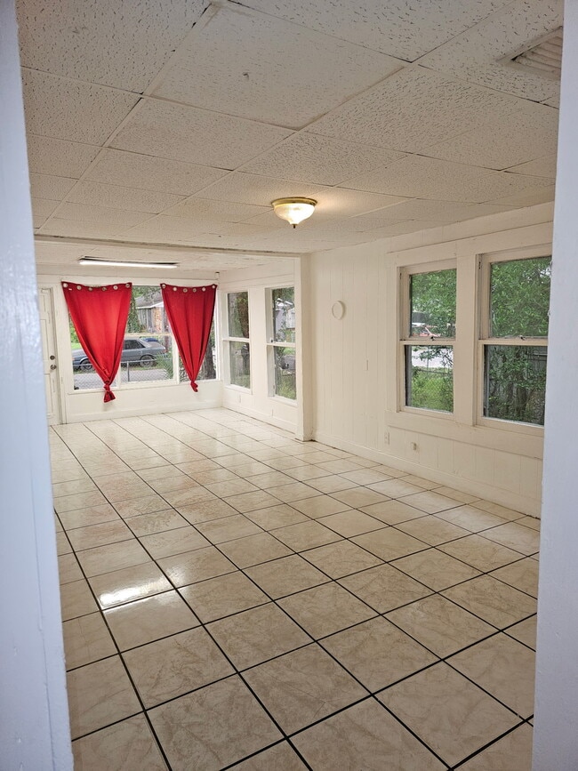 Building Photo - 8410 N Elmer St Rental