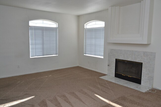 Photo - SW - ROOMY 3 BEDROOM 2.5 BATH TOWNHOME - 8...
