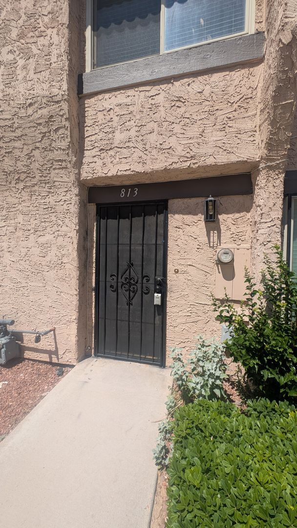 Building Photo - Beautifully upgraded 2 bedroom 2 story tow... Rental