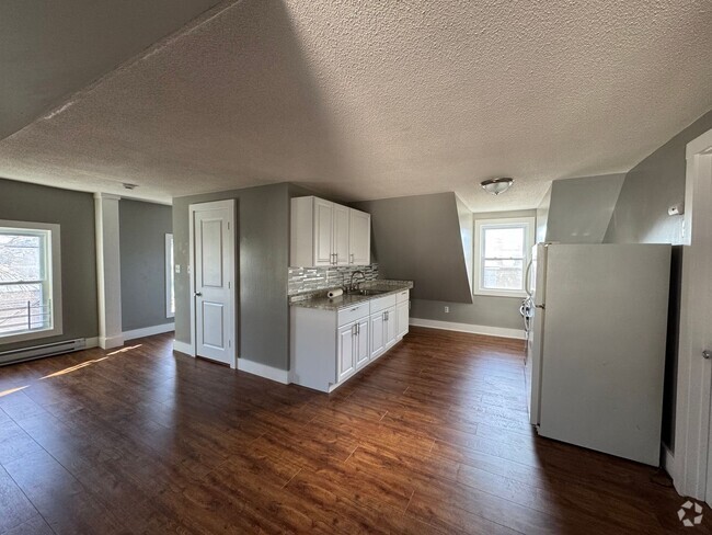 Building Photo - Recently Updated 3rd floor 1 Bedroom apart... Rental