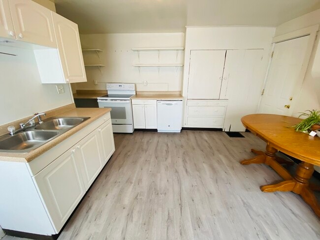 Photo - 220 E Davenport St