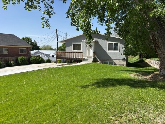 Building Photo - TFH 541 East Unit Basement Rental