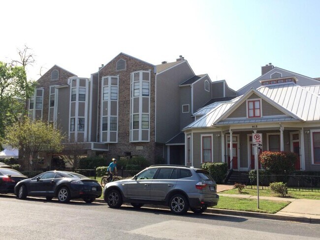 Building Photo - 915 W 23rd St Unit 208