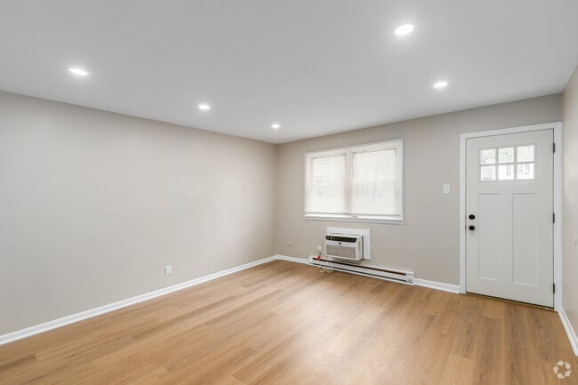 1BR, 1BA - 625SF - Living Room - Cornell Manor Apartments
