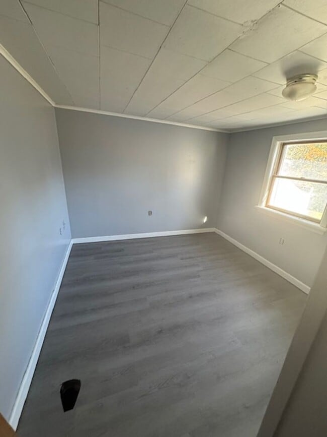 Building Photo - 3 Bedroom