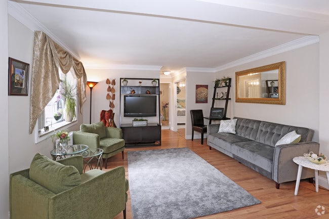 1BR, 1BA - 900 SF