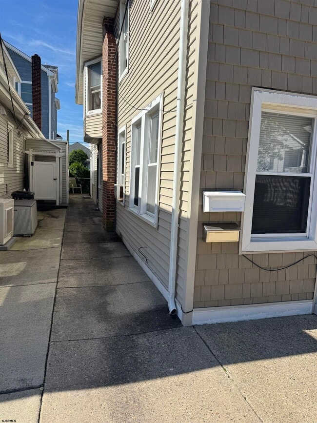 Building Photo - 104 N Cambridge Ave Unit rear
