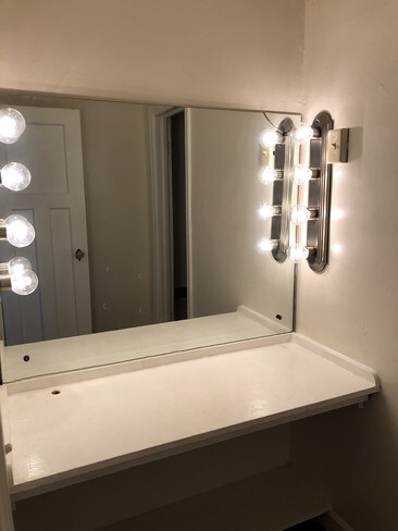 #105 Dressing Room - Windemere Court Apartments