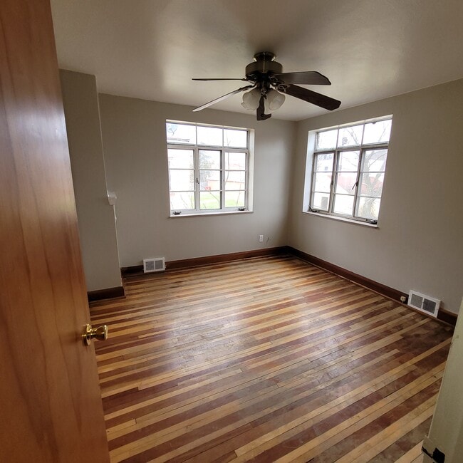 Building Photo - 4235 Chester Dr Unit 1