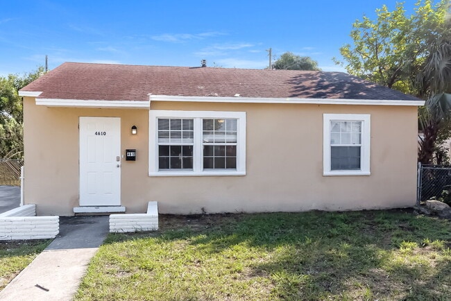 Building Photo - 4610 Pinewood Ave Rental
