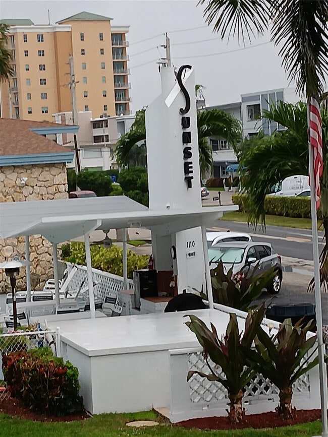 Building Photo - 1110 N Riverside Dr Unit 26