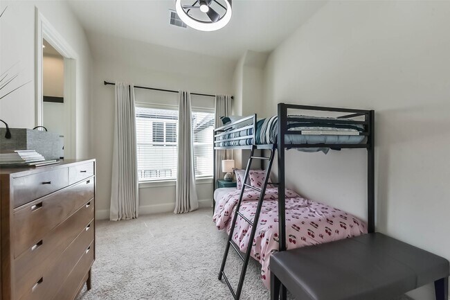 Photo - 9450 London Bridge Station