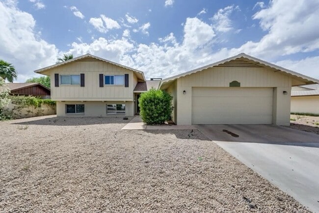 Photo - 5-Bed 3.5 Bath Tempe Home with Private Pool & Prime ASU Proximity