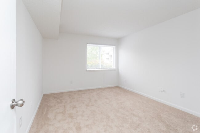 1BR, 1BA - 720 SF