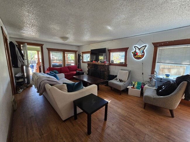 Photo - 4 bed, 2 bath House On The Hill!