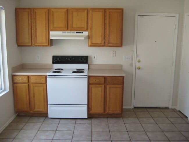 Photo - NICE 3 BR HOME W/ COUNTRY KITCHEN*CERAMIC TILE IN KITCHEN/BREAKFAST AREA, ENTRY & BATHROOMS*STOVE...