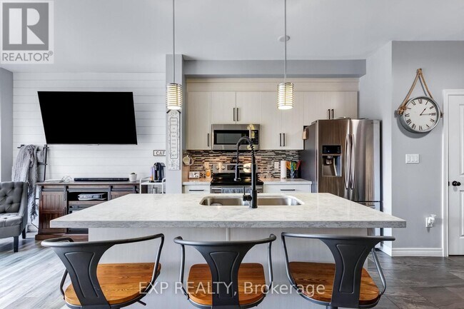 Photo - 688 Dunn Ave