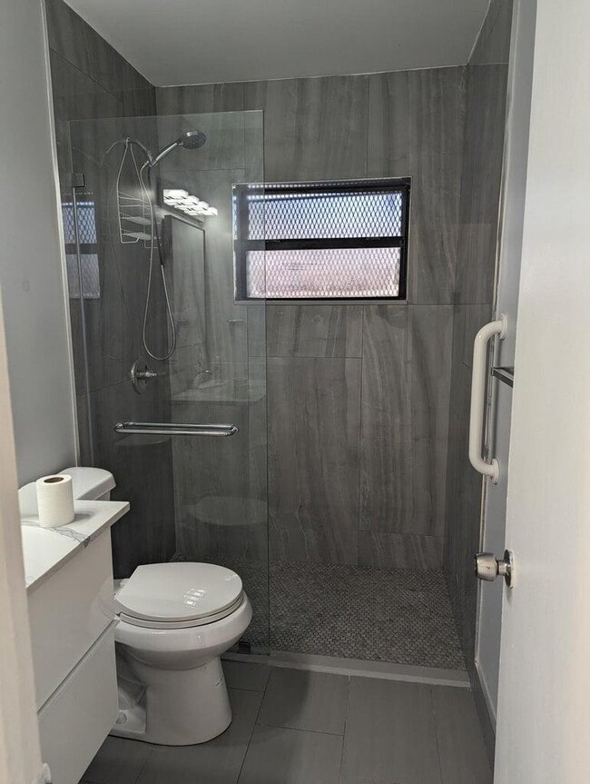 Photo - 1156 W 26th St