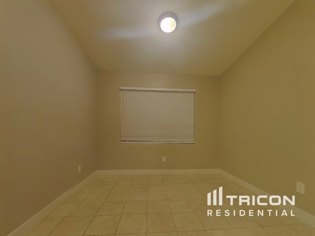 Photo - 810 S Greenleaf Ln