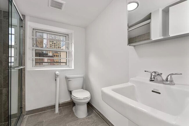 Photo - 369 W 36th St. Unidad 2B