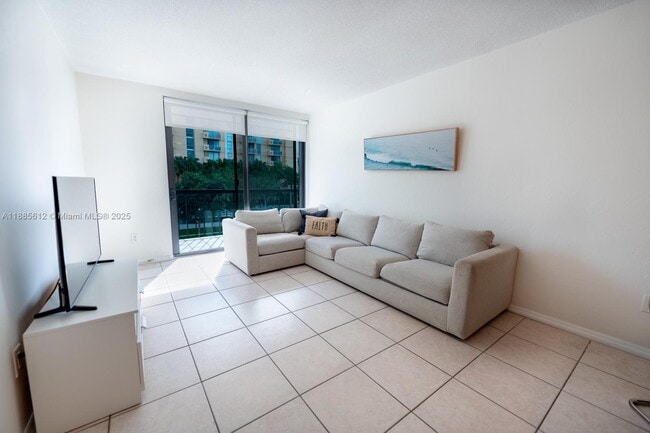 Photo - 2345 NE 135th St Unidad 307