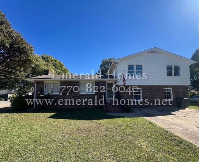 Building Photo - Charming 3 Bedroom, 2 Bath Split-Level Ran...