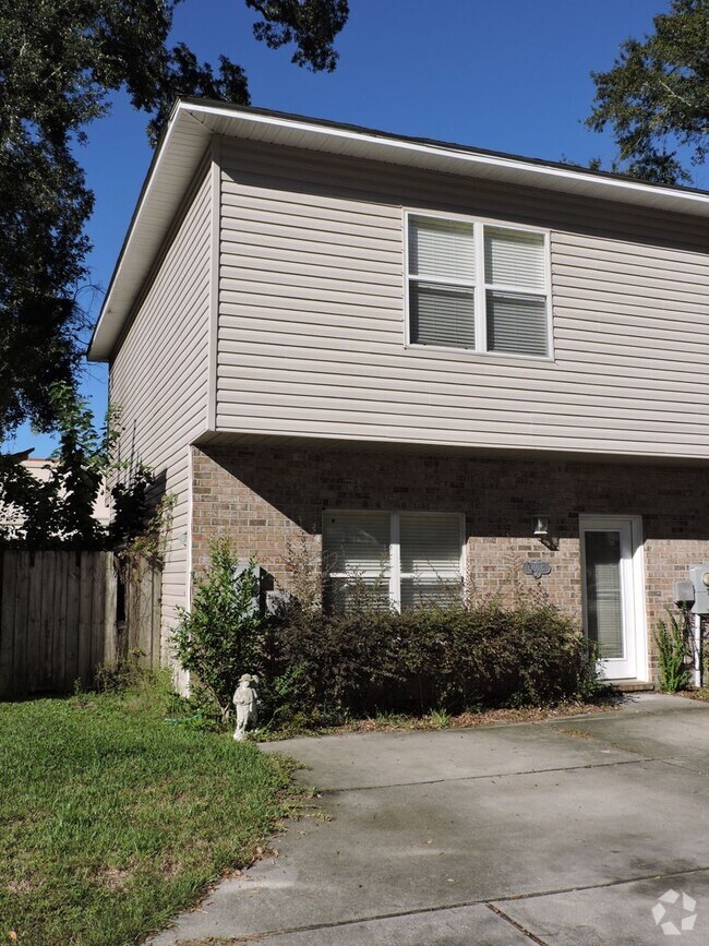 Building Photo - Northeast Pensacola townhome!