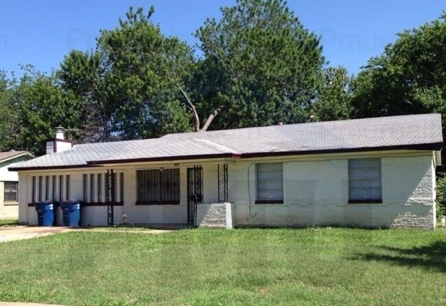 Building Photo - COMING SOON! Brick 3-Bed, 2-Bath with Fenc...