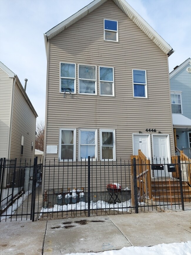 Building Photo - 4446 S Hermitage Ave Unit 2R