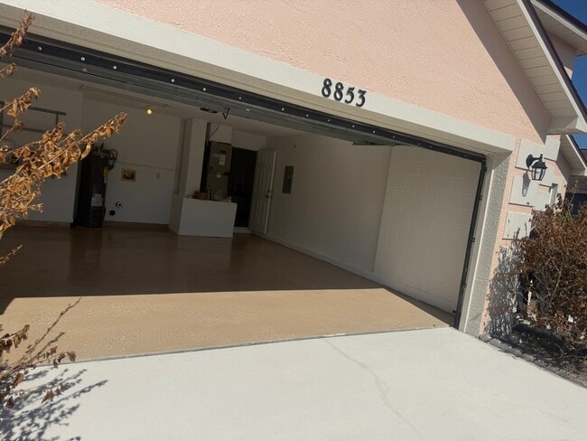 Dounle garage - 8853 Lambert Ln