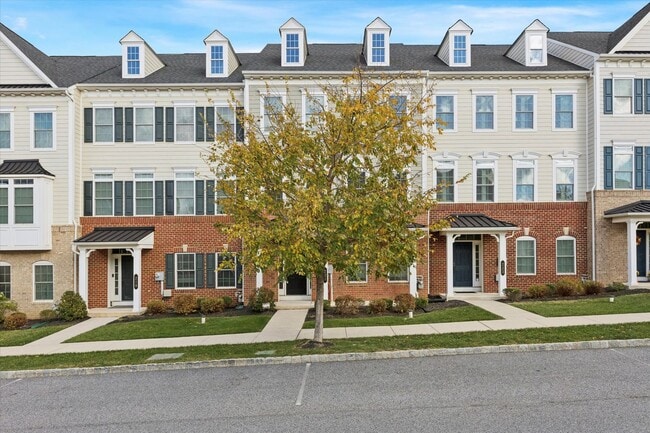 Building Photo - Available Now – Luxury 3 Bedroom, 2.5 Bath...