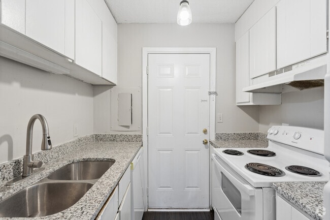 1BR, 1.5BA - 630SF - Kitchen