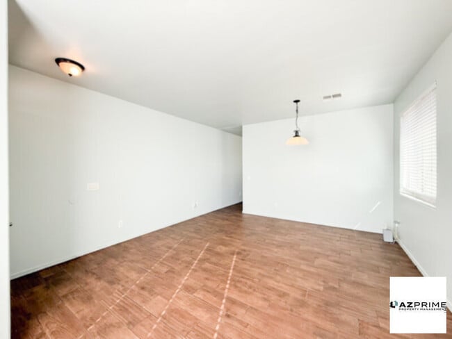 Photo - Bright &amp; Airy 4/2 Phoenix House!